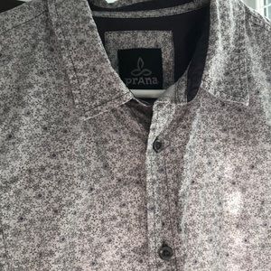 Men’s shortsleeved button down